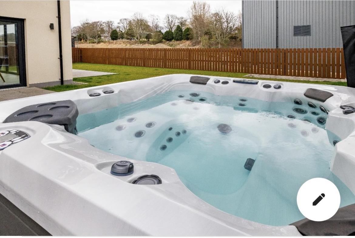 Vila Modern House With Hot Tub, Perfect Night Away! Huntly Exteriér fotografie