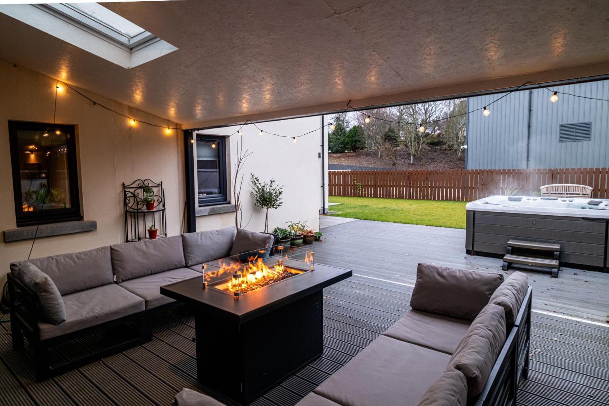 Vila Modern House With Hot Tub, Perfect Night Away! Huntly Exteriér fotografie