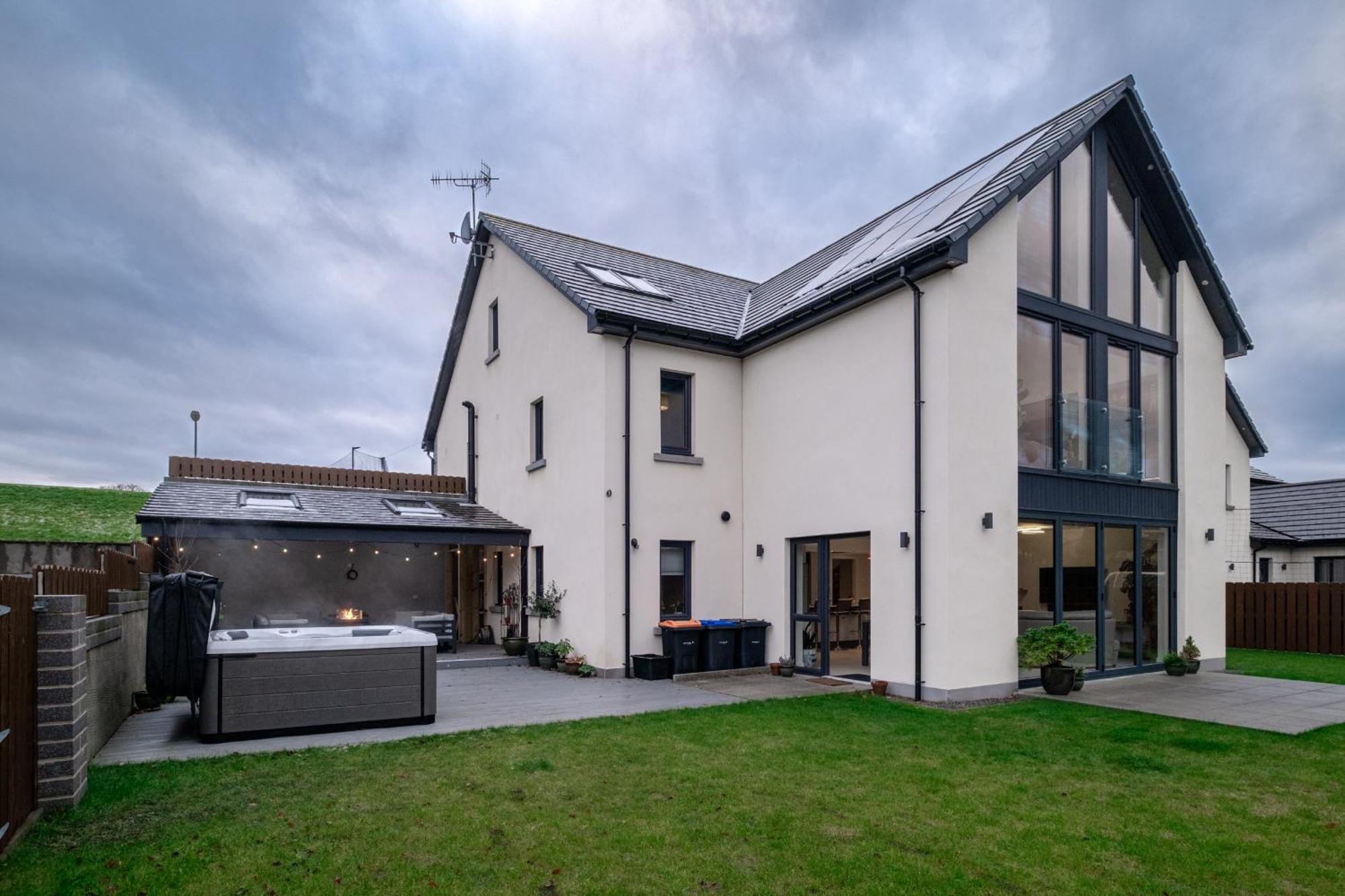 Vila Modern House With Hot Tub, Perfect Night Away! Huntly Exteriér fotografie